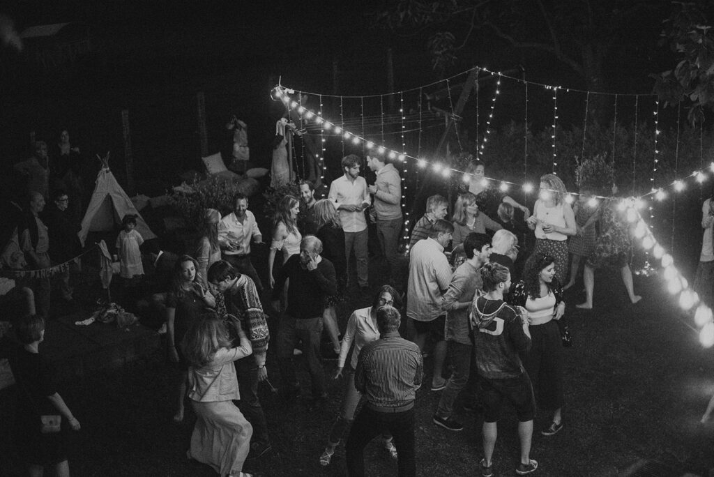 Hochzeit im Garten unter Girlanden