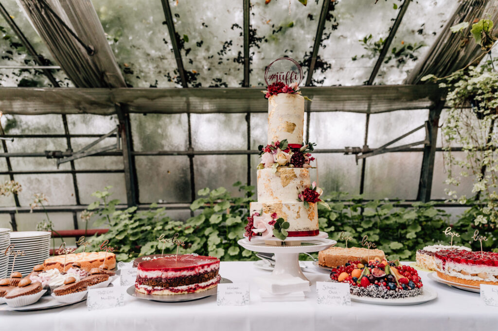 Hochzeitstorte und Candy Bar Boho Dekoration | Strauß & Fliege