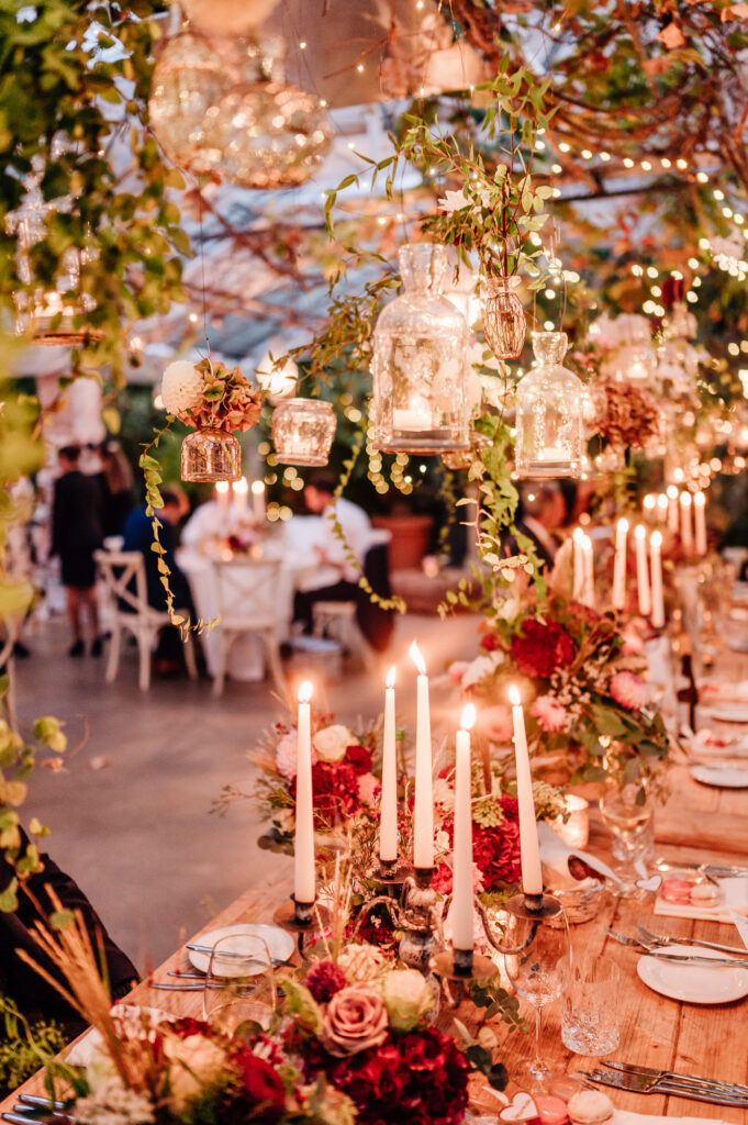 Hochzeit im Gewächshaus schafft nachts besonderes Ambiente | Strauß & Fliege