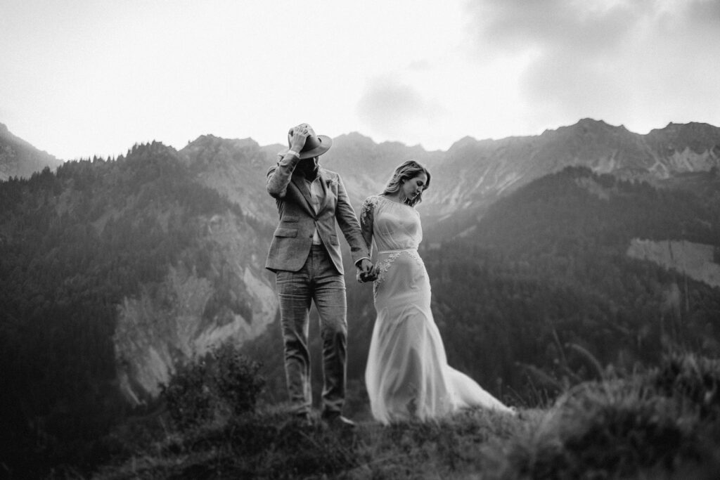 Boho Brautpaar in den Alpen