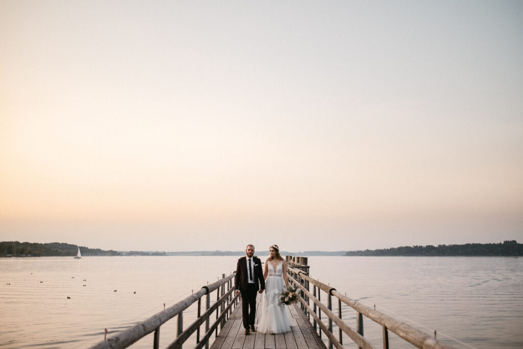 Hochzeitspaar auf einem Steg am Chiemsee | Strauß & Fliege