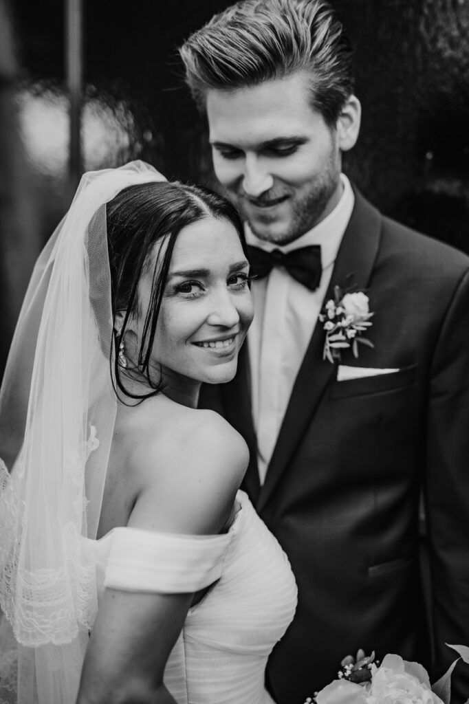 Strahlendes Brautpaar Foto schwarz-weiß