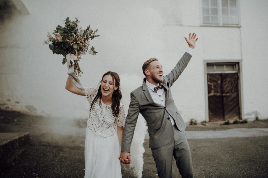 Jubelndes Brautpaar | Wunderschöne freie Trauung | Strauß & Fliege