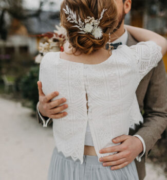 Boho Brautkleid aus Strick und in Farbe | Strauß & Fliege