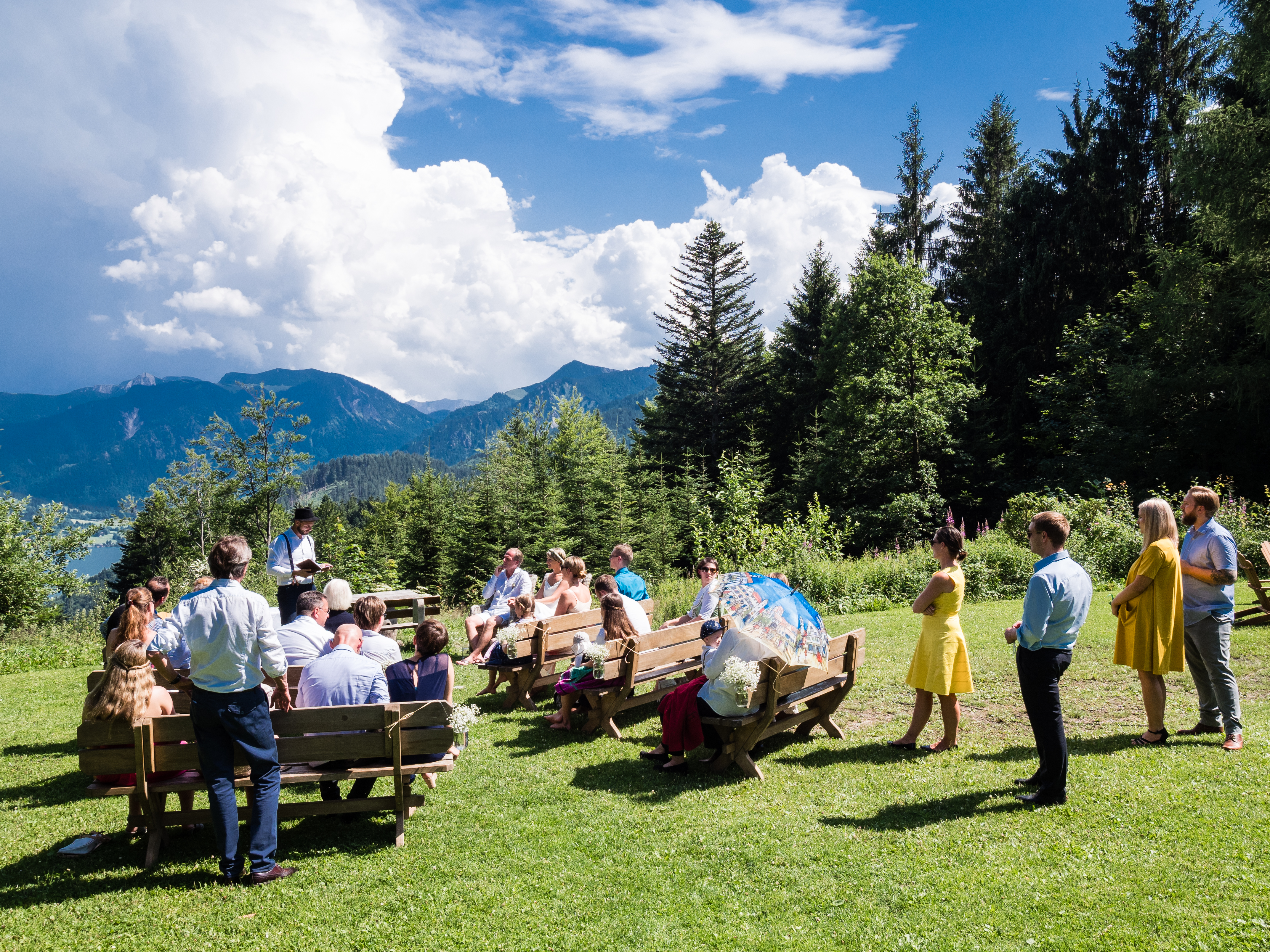 Freie Trauung in den Bergen | Zeremonie im Freien | Strauß & Fliege