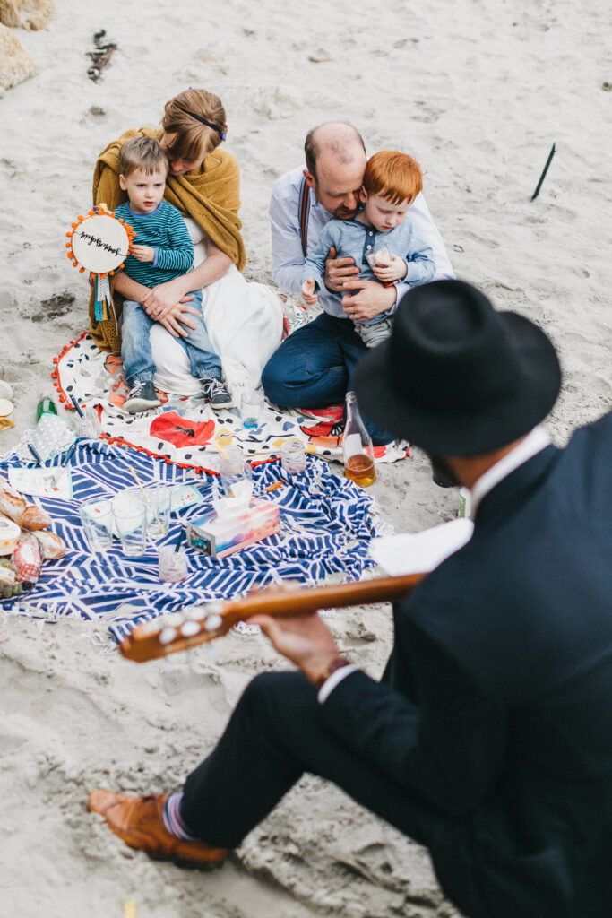 Hochzeitspicknick am Strand | Freie Trauung mit Musik | Strauß & Fliege