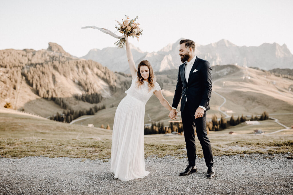 Jubelndes Brautpaar in den Alpen | Freie Trauung | Strauß & Fliege