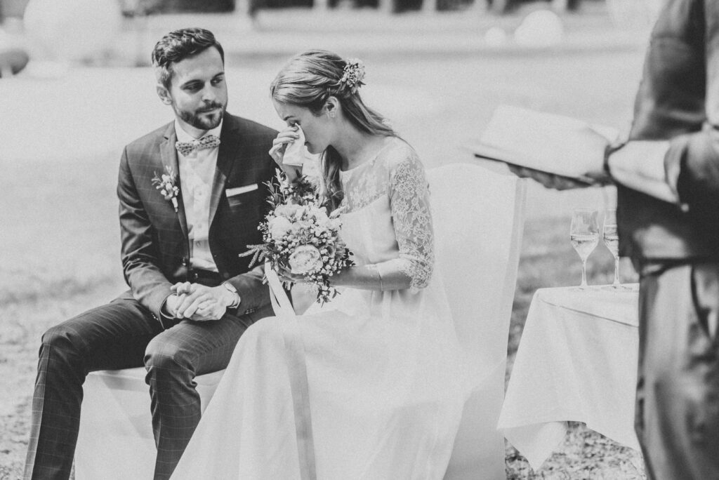 Braut zu Tränen gerührt von der persönlichen Traurede | Strauß & Fliege