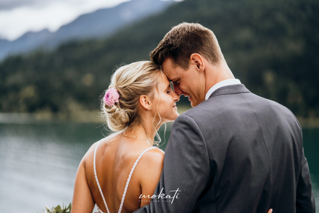 Mountain Elopement in den Alpen | Freie Trauung am See | Strauß & Fliege