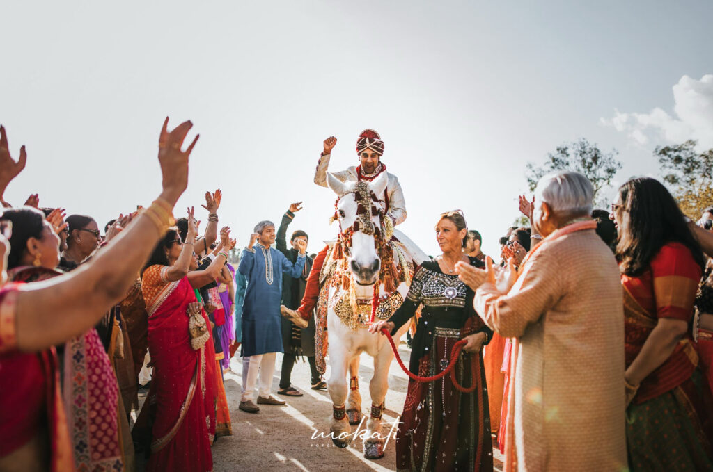 International Wedding | Groom Entry on Horse | Strauß & Fliege