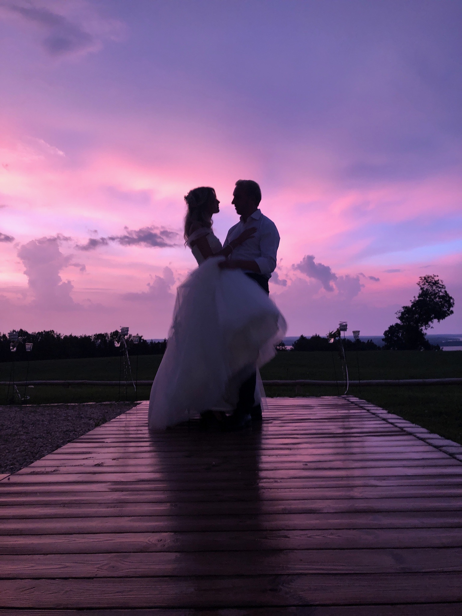 Brautpaar auf Bootssteg im Sonnenuntergang | Strauß & Fliege