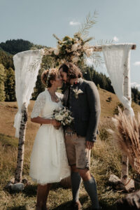 Brautpaar in Tracht | Freie Trauung auf der Weyerer Alm | Strauß & Fliege