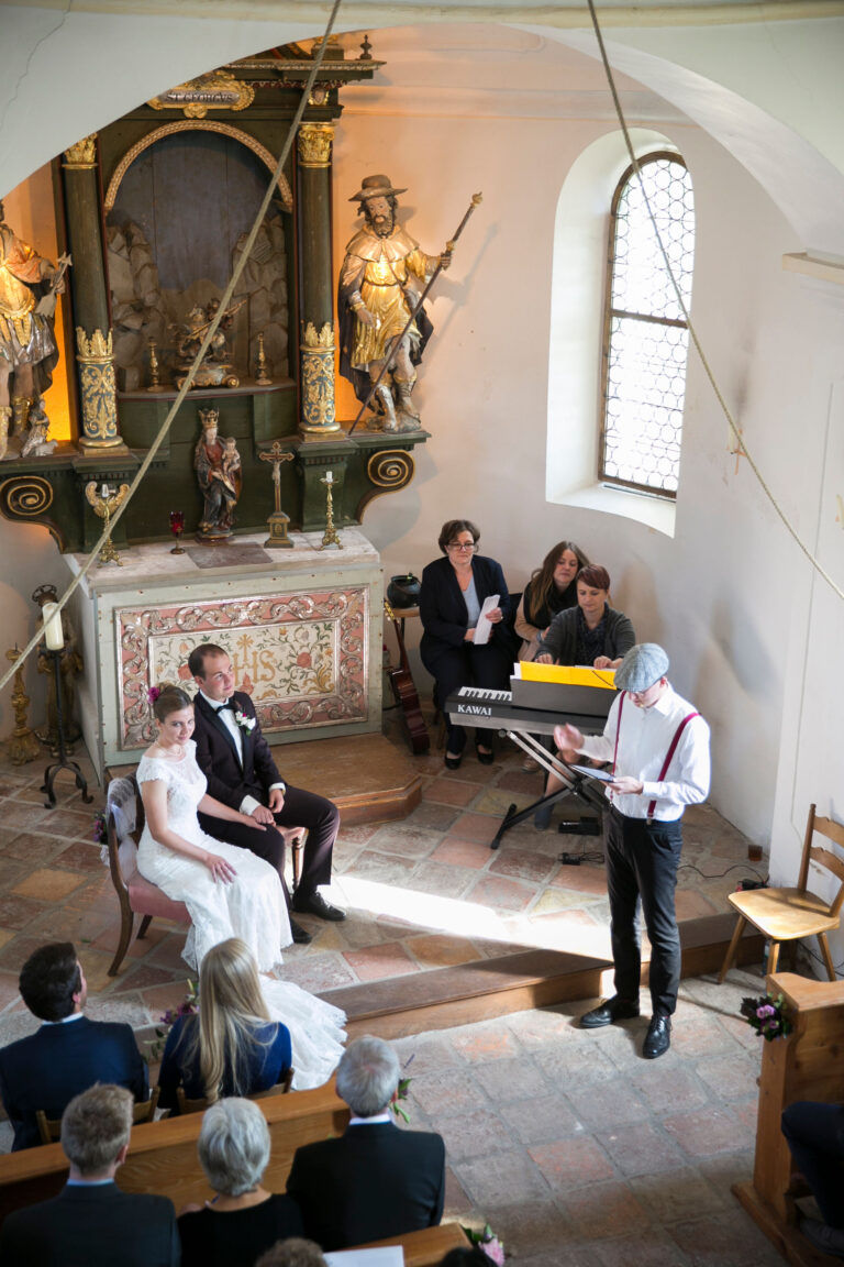 Freie Trauung in der Kirche | HochzeitsrednerInnen | Strauß & Fliege