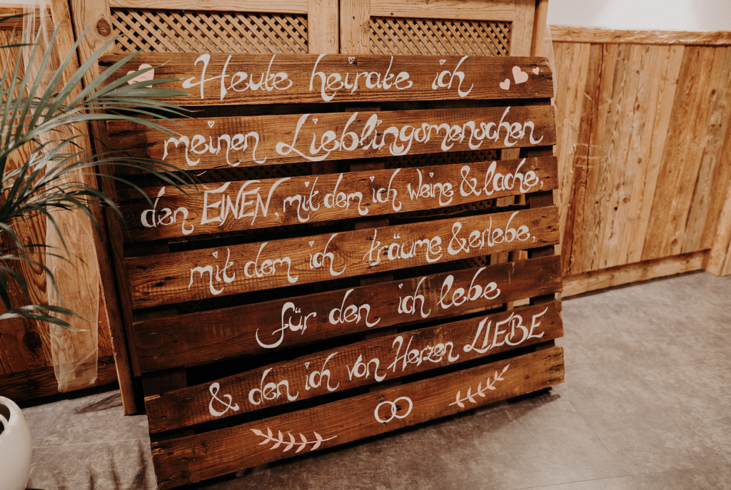 Hochzeitsdekoration | Holzpalette mit Zitat | Strauß & Fliege
