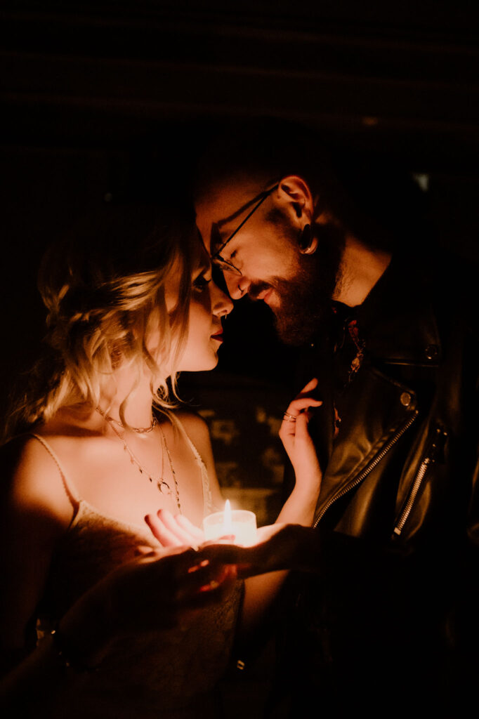 Brautpaar im Kerzenschein | Rock Goth Glam Style | Strauß & Fliege
