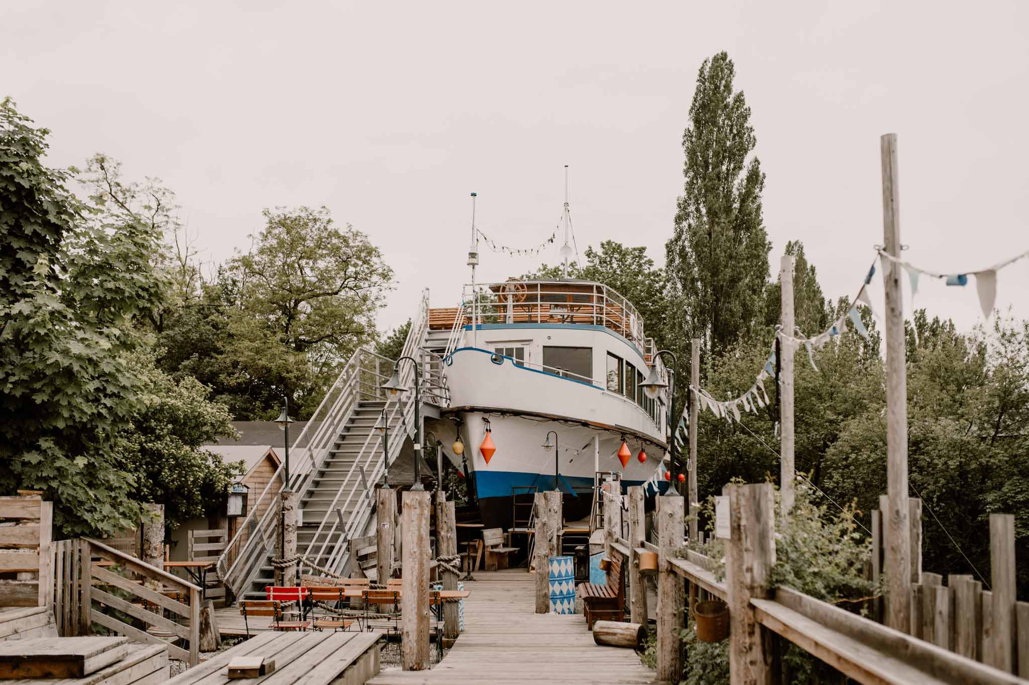 Freie Trauung München | Hochzeits-Location Alte Utting | Strauß & Fliege