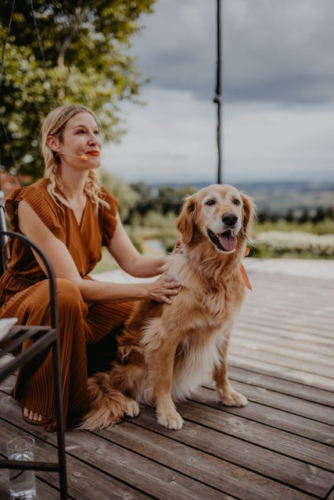 Freie Trauung im Garten der Geheimnisse in Stroheim | Traurednerin Carola Viktoria mit Hund | Strauß & Fliege