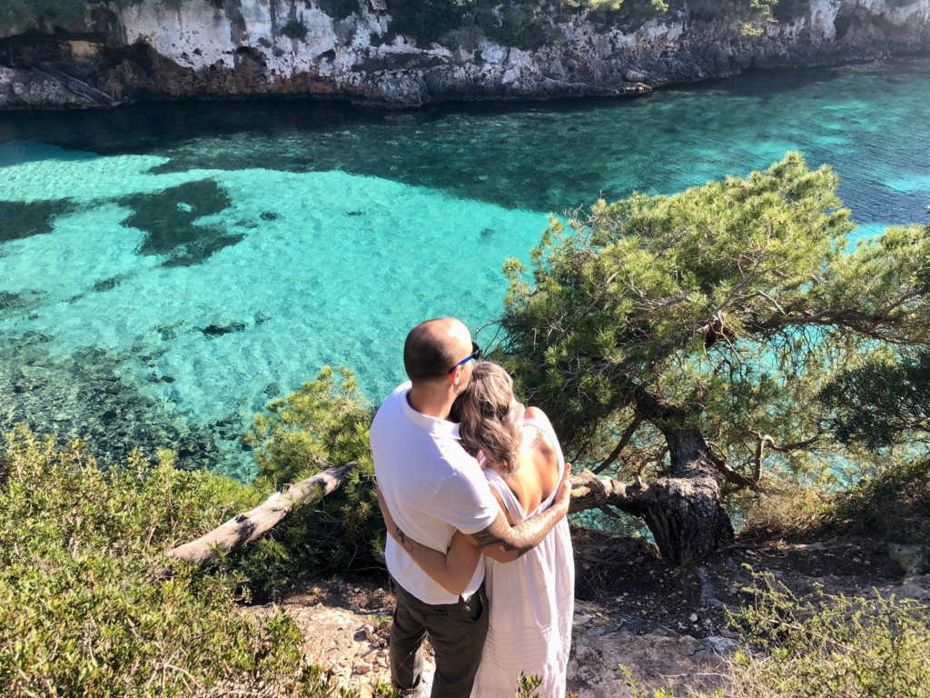 Freie Trauung auf Mallorca am Strand | Traurednerin Antje Stiengräber | Strauß & Fliege