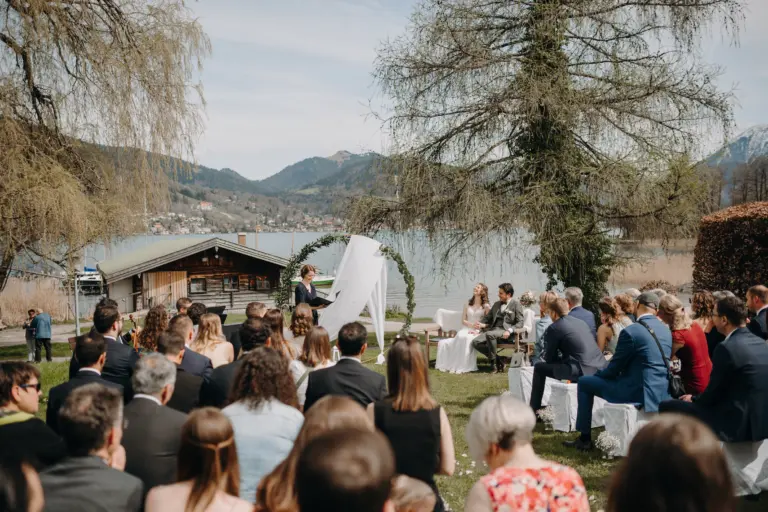 Bilinguale freie Trauung in Bad Wiessee am Tegernsee | Traurednerin Teresa Peters | Strauß & Fliege