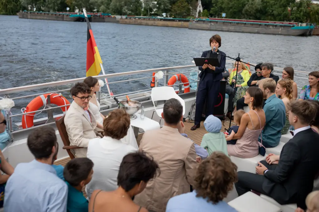 Freie Trauung auf einem Schiff während der Bootsfahrt | Strauß & Fliege